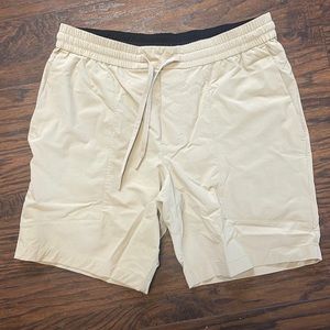 Lululemon Bowline 8” Large